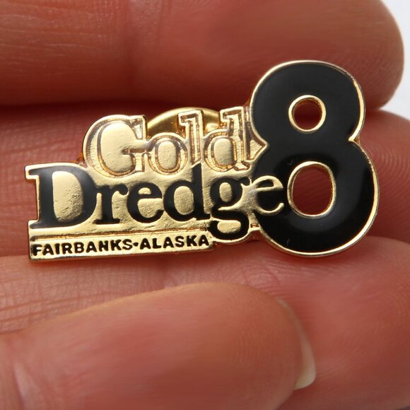 Gold Dredge 8 Fairbanks Alaska Pin Enamelled Metal Gold Black Souvenir Travel - Picture 2 of 5